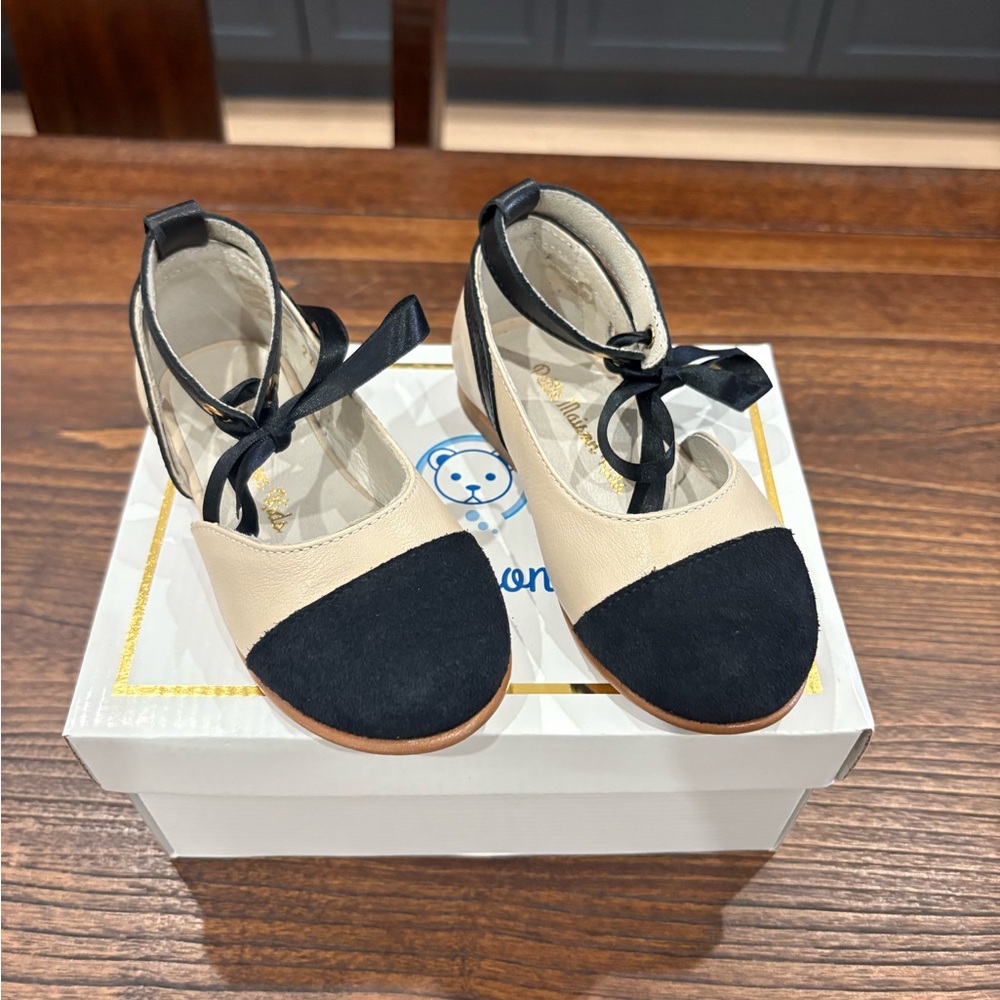 Petite maison Kids Shoes with Black and Cream Design